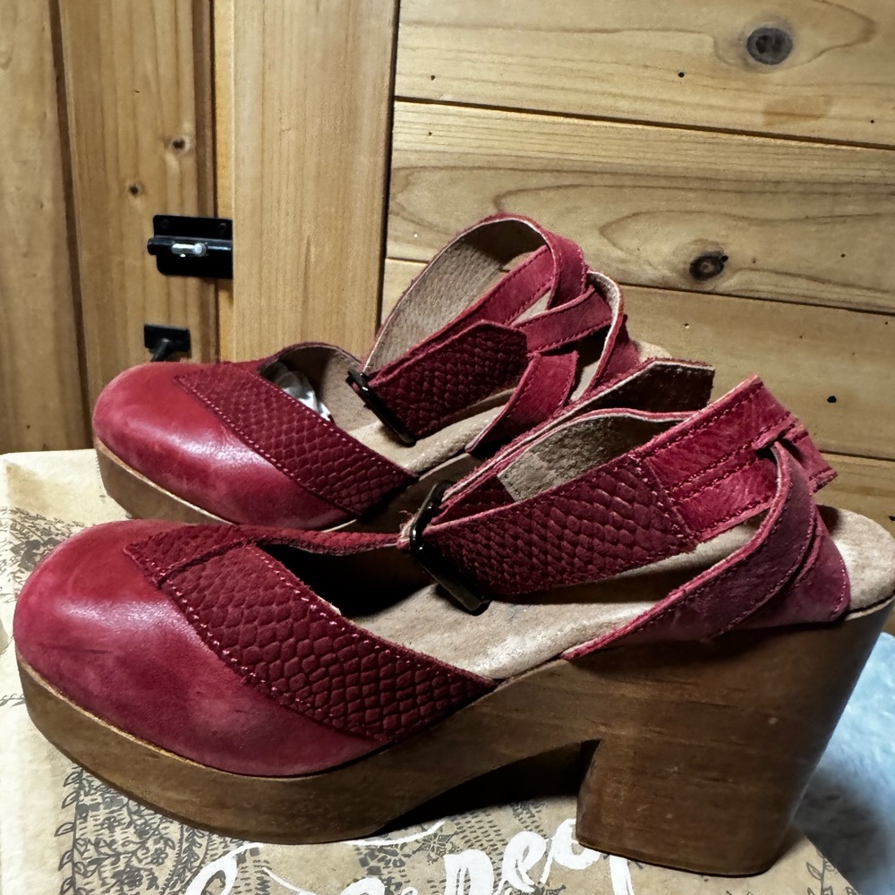 FREE PEOPLE WALK THIS WAY “BERRY” CLOGS